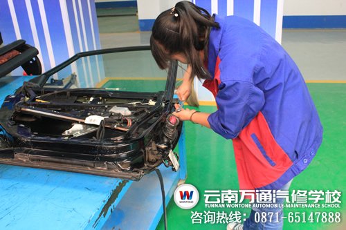 云南万通汽修学校女同学上实训课