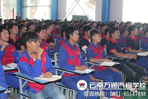 学校开展专家巡讲活动