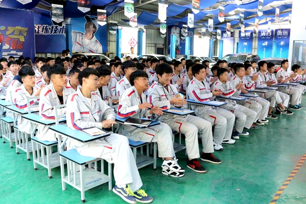 就业宣讲会现场.jpg