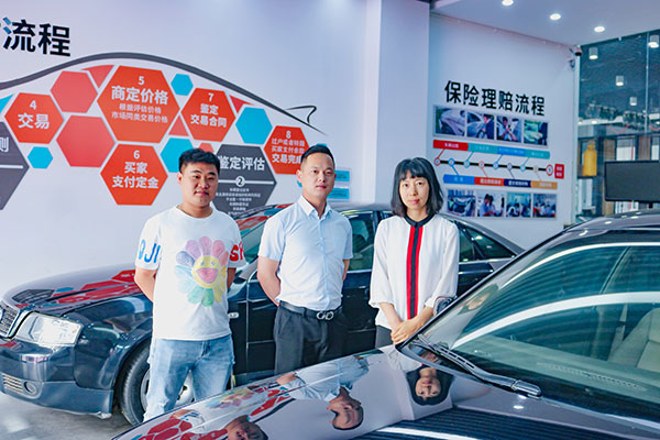 宁波驰田贸易有限公司西南片区经理温在霞(中）